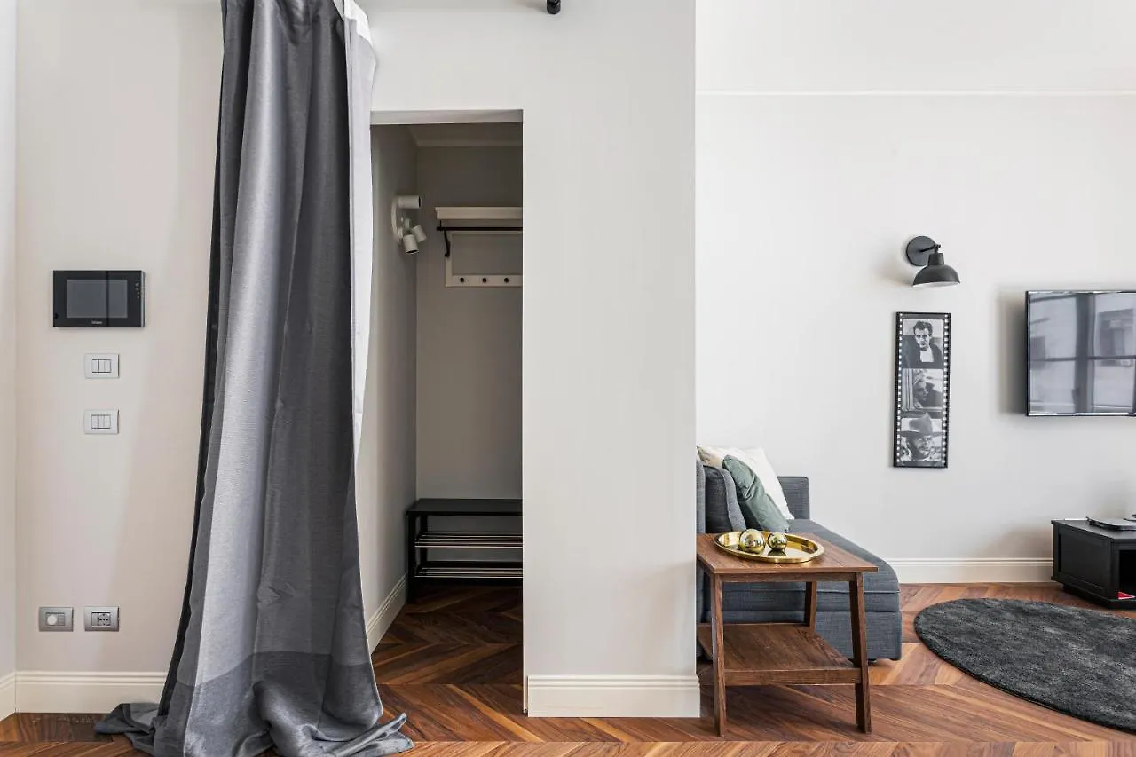Wide&Bright two bedroom apartment Milaan 0*,  Italië